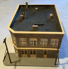 HO Scale Heljan Con-Cor 903 Court House Square “Crookville Bank Block” Assembled