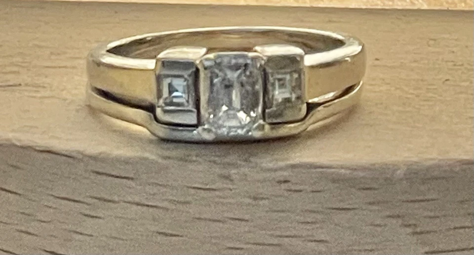 Alianza de compromiso de oro blanco de 14K de 3 diamantes talla esmeralda de 1/2 quilate talla 7,5 Foto 2 de 4