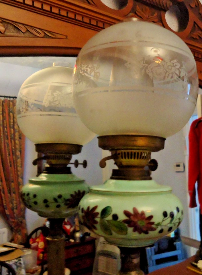 ANTIQUE WORKING OIL LAMP APPROX 2FT GREEN PAINTED FONT BRASS AND STONE BASE - Image 2 of 4