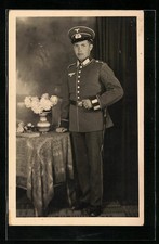 AK Soldat De L'Armée En Uniforme Dans Une Pose Fière