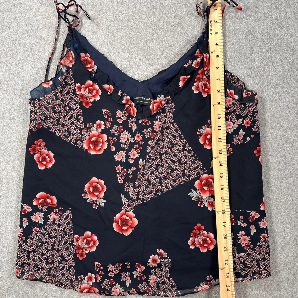 Top camisero floral The Fifth Label para mujer grande azul marino cuello en V lazo con volantes Foto 4 de 4