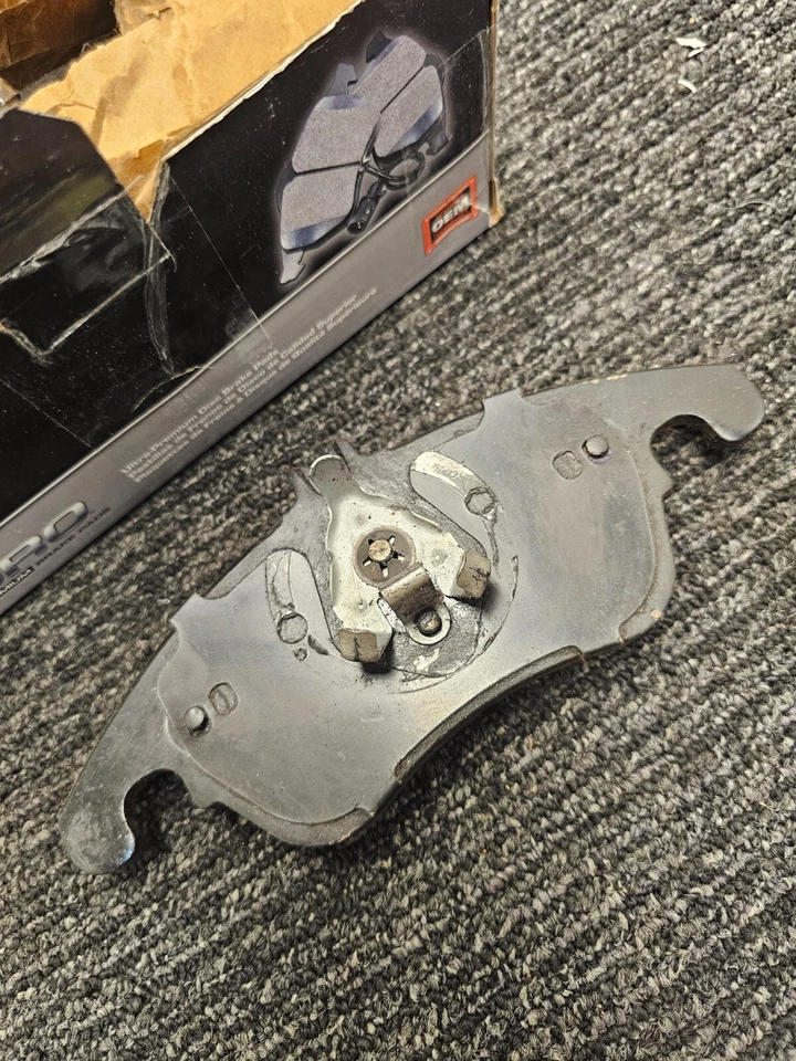 Pastilla de freno de disco delantera Akebono EUR1342 Euro para Mercedes-Benz E400 2017 Foto 4 de 4