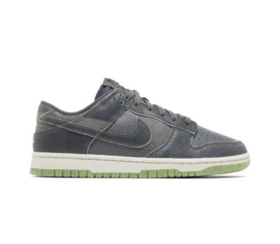 Size 10.5 - Nike Dunk Low SE  Halloween-Cauldron/Scream Green 