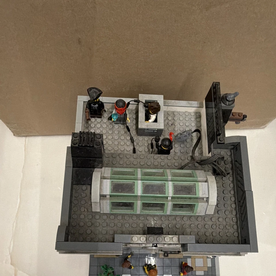LEGO Modular Buildings 10251 Brick Bank, photo 4 of 5
