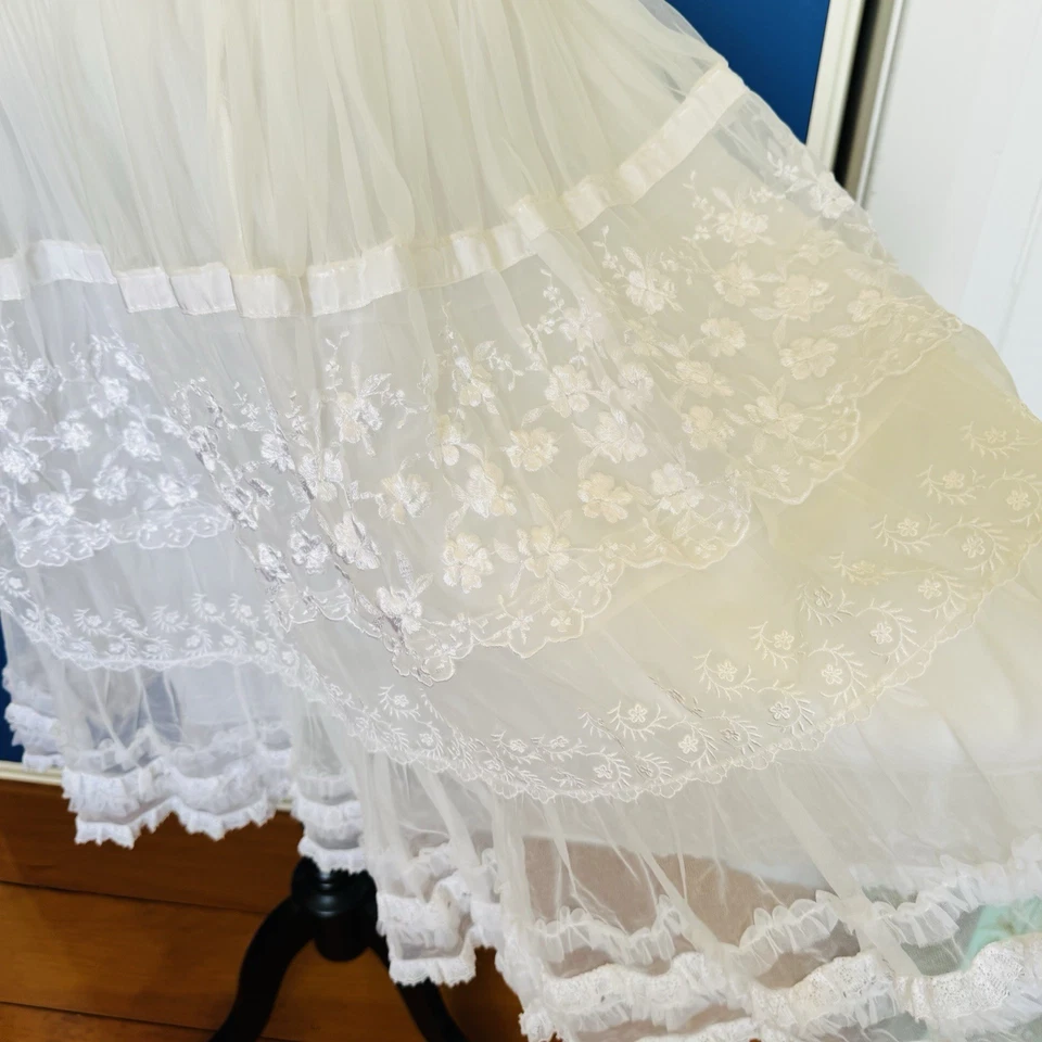 Vintage 1950’s/60's Lace Petticoat Embroidered Nylon Tiered Boho Skirt Size S/10 - image 3 of 4