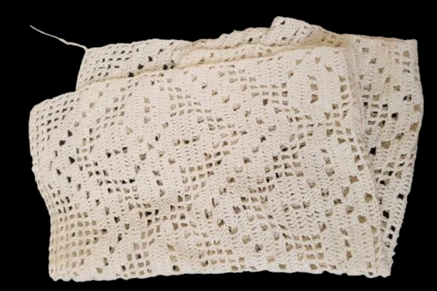 Lot of Vintage White Woven Tablecloth Runner & Lace Doily for Crafts Textile - Image 3 of 4