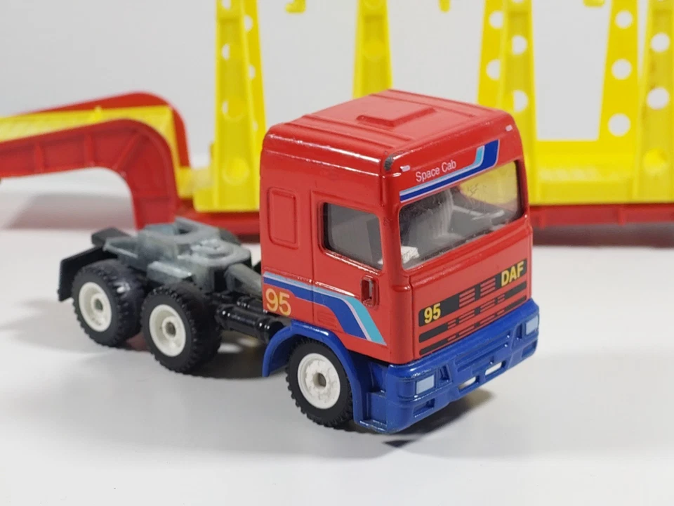 Siku - DAF 95 - 4018 - Tieflader mit Tankstelle - Bild 4 von 4