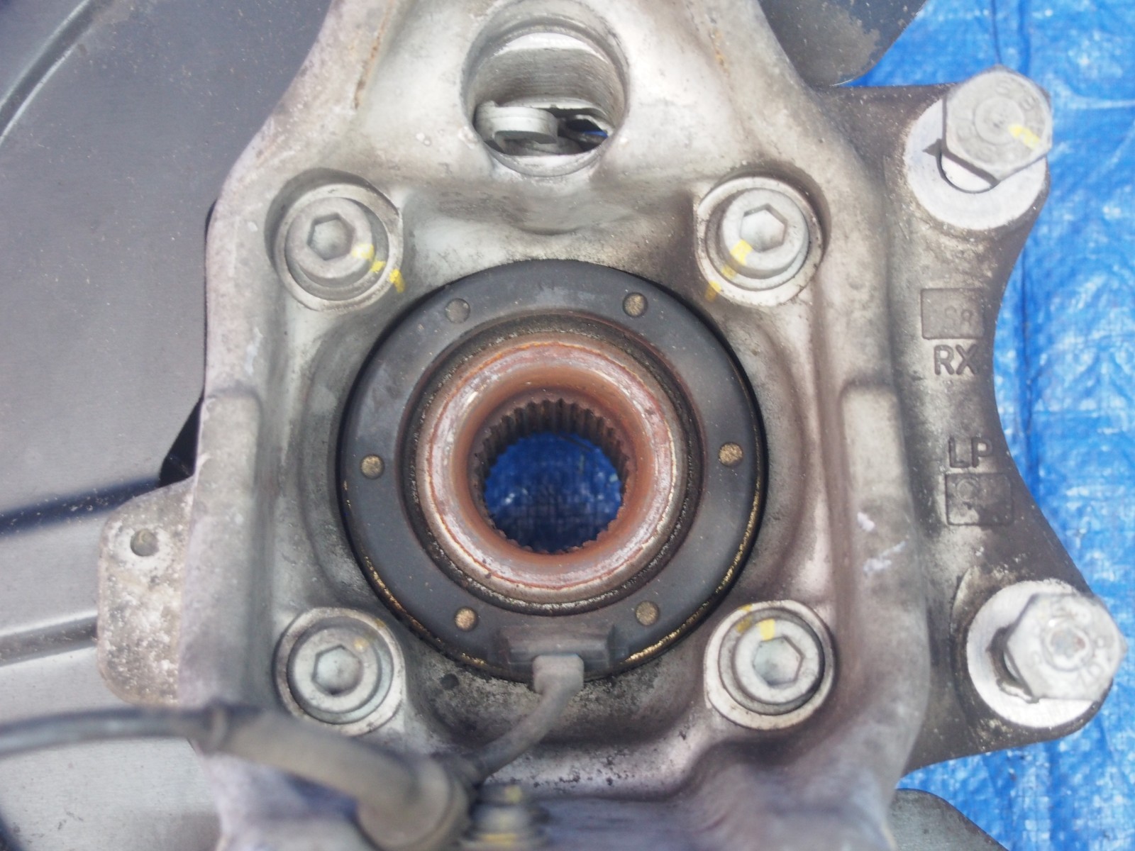 02-06 MASERATI COUPE CAMBIOCORSA M138 REAR PASSENGER SPINDLE KNUCKLE BEARING HUB