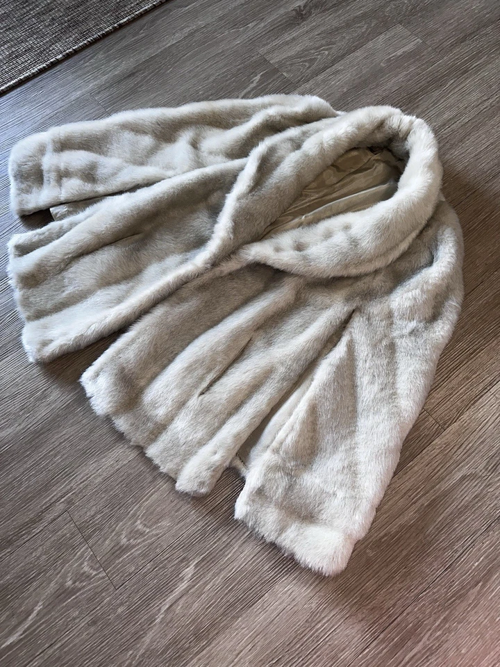 Roaman’s Vtg Faux Mink Cape 1960’s Opera Capelet W/ Forearm Slits Silvery White - Image 2 of 4
