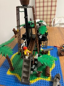 Vintage LEGO Pirates Forbidden Island (6270) Complete with figures, instructions
