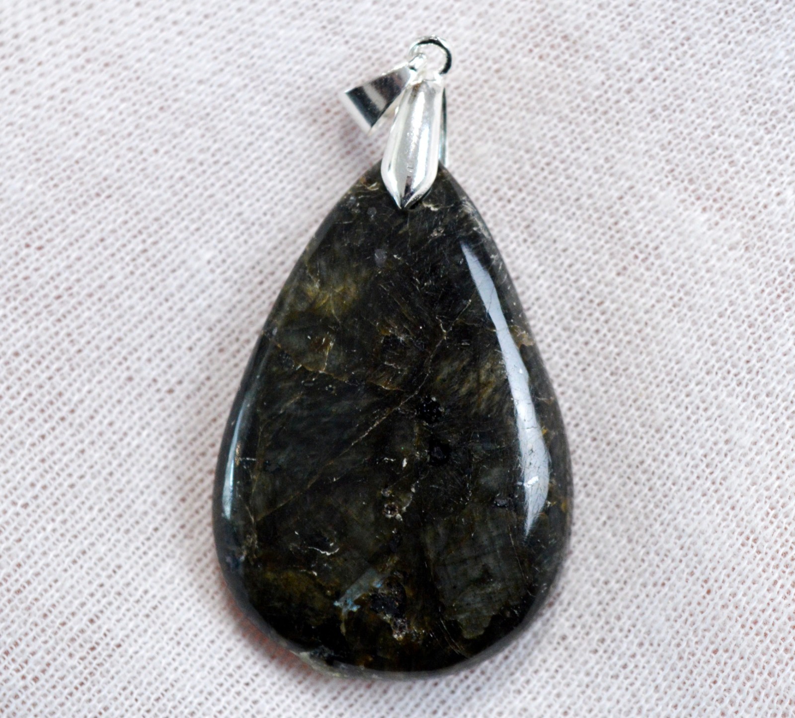 Pendentif cabochon larvikite de Norvège pour sublimer vos tenues