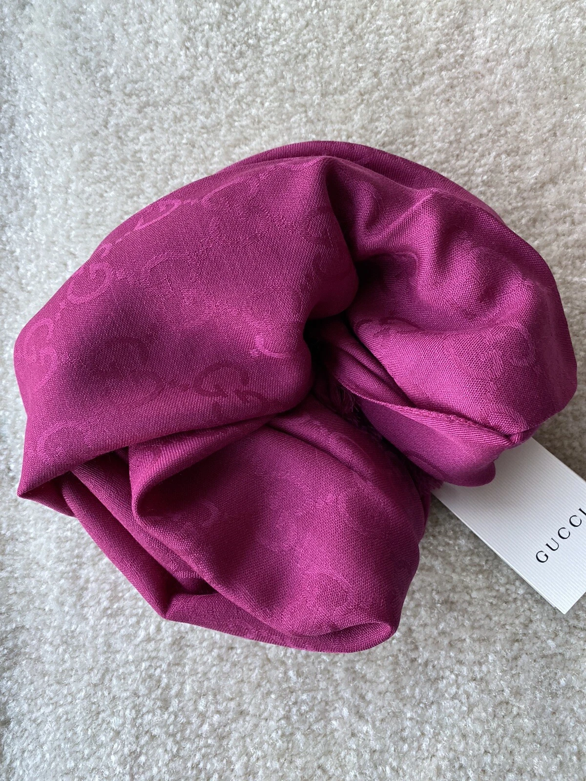 Écharpe Gucci monogramme laine et soie flambant neuve de couleur fuchsia