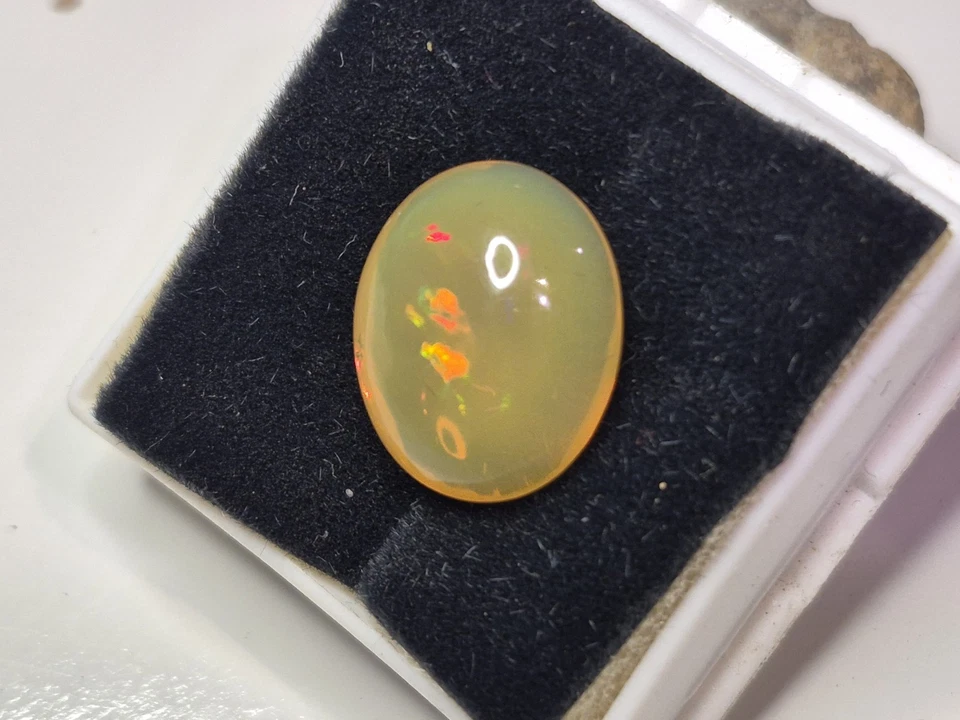 Cabujón amarillo ópalo de 8 quilates Foto 4 de 4