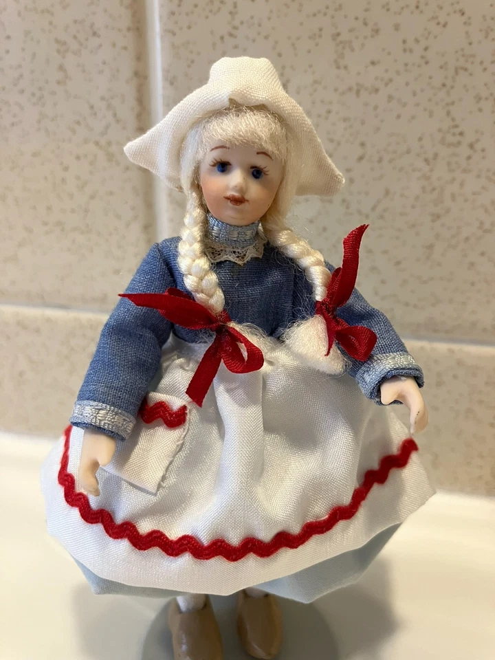 Casa de muñecas miniatura hecha a mano porcelana holandesa niño y niña con soportes 4 3/4" H 1:12 Foto 2 de 4