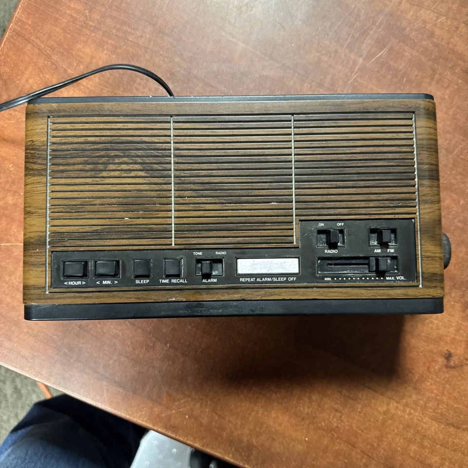 Vintage Sears AM/FM Dual Alarm Radial Dial Battery Back Up Clock Radio - Image 4 of 4