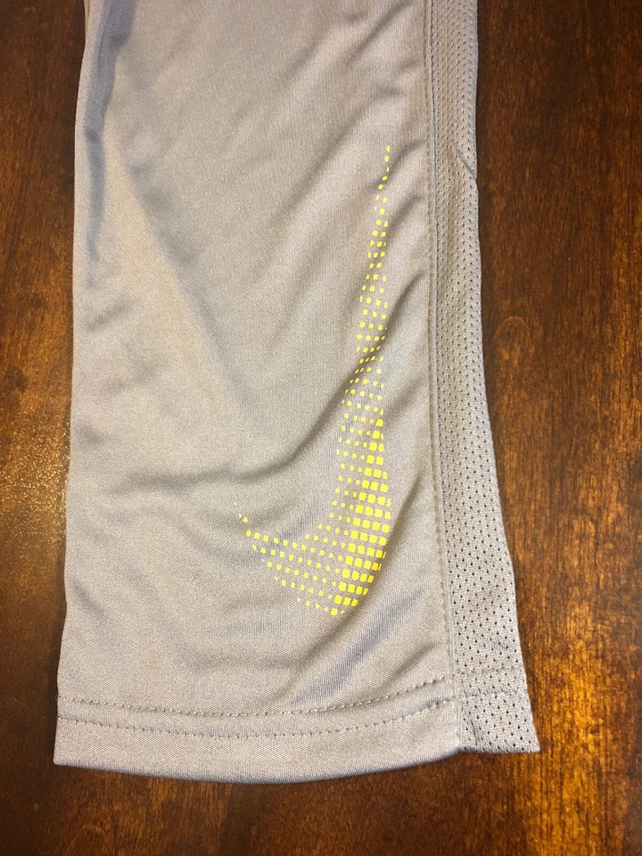 Pantalones deportivos Nike para niño talla 6 grises con logotipo amarillo nuevos con etiquetas Foto 2 de 3