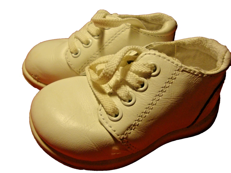 白色 WonderKids 皮革系带步行支撑鞋 4 码男女通用 GUC 248 — 第 3/4 张图片