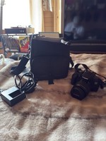 Canon EOS 2000D Digital SLR Camera with Kit Lens Charger and Camera Bag Mint Con