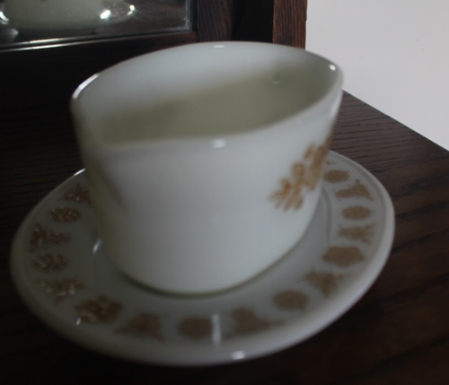 Vintage Pyrex Corning Butterfly Gold Gravy Boat and Underplate - Picture 5 of 10