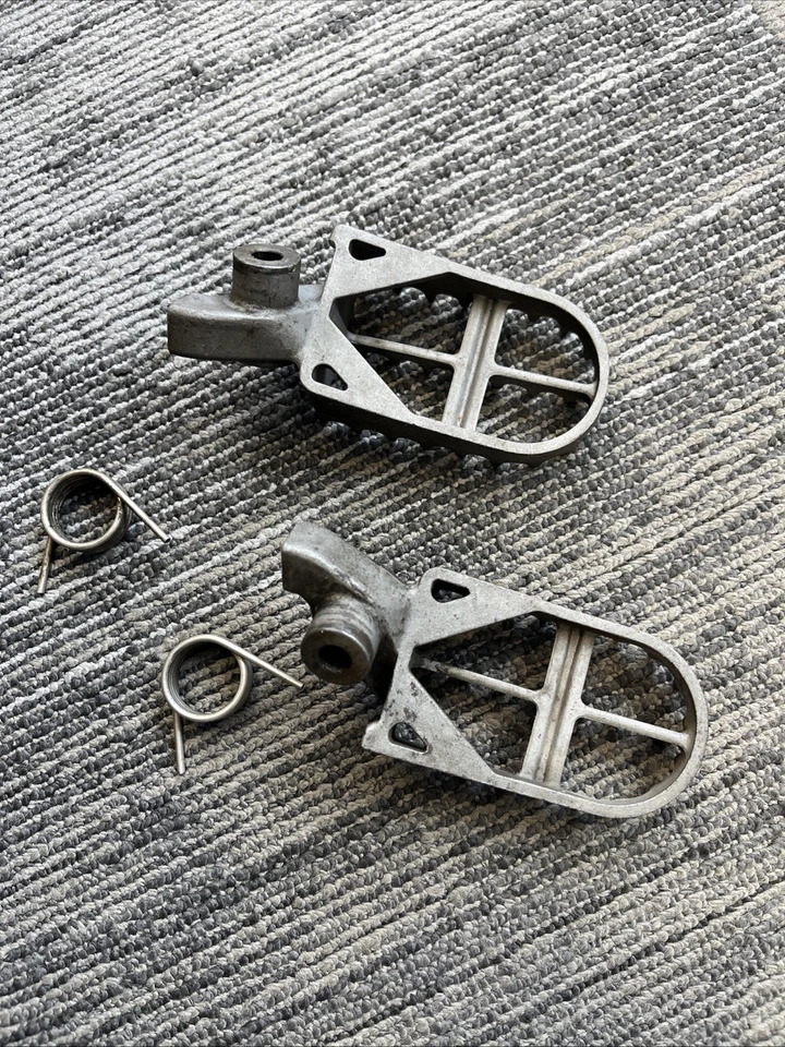 JUEGO REPOSAPIÉS ESTRIBERAS DELANTERAS BMW OEM 04-13 R1200GS GSA (K25) ENDURO Foto 2 de 2