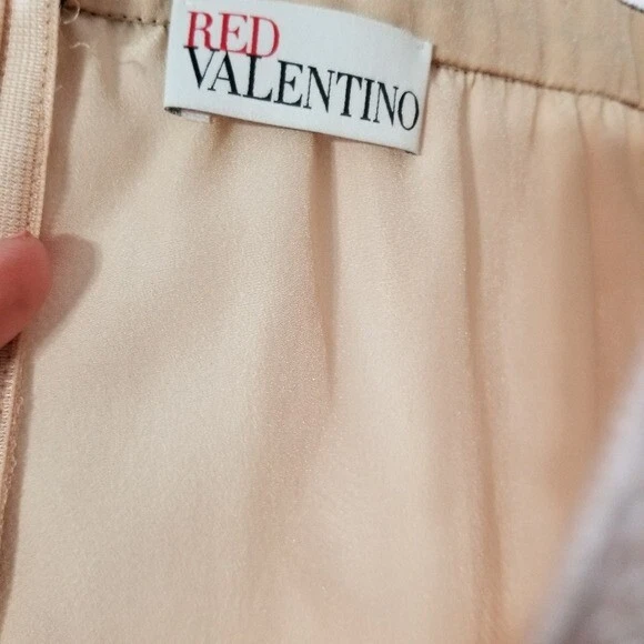 Abito rosso Valentino impreziosito a pieghe D'Esprit blush