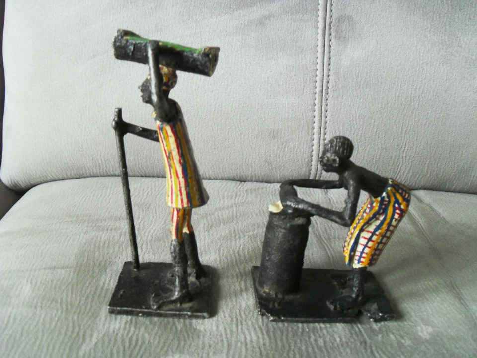Deux statuettes africaines en fer forgé peintes - Photo 3/4