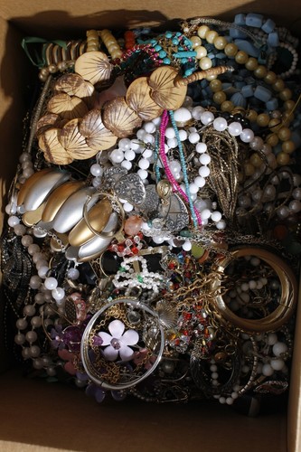 Vintage To New Jewelry Crafter Lot 18 lbs. - Picture 4 of 4