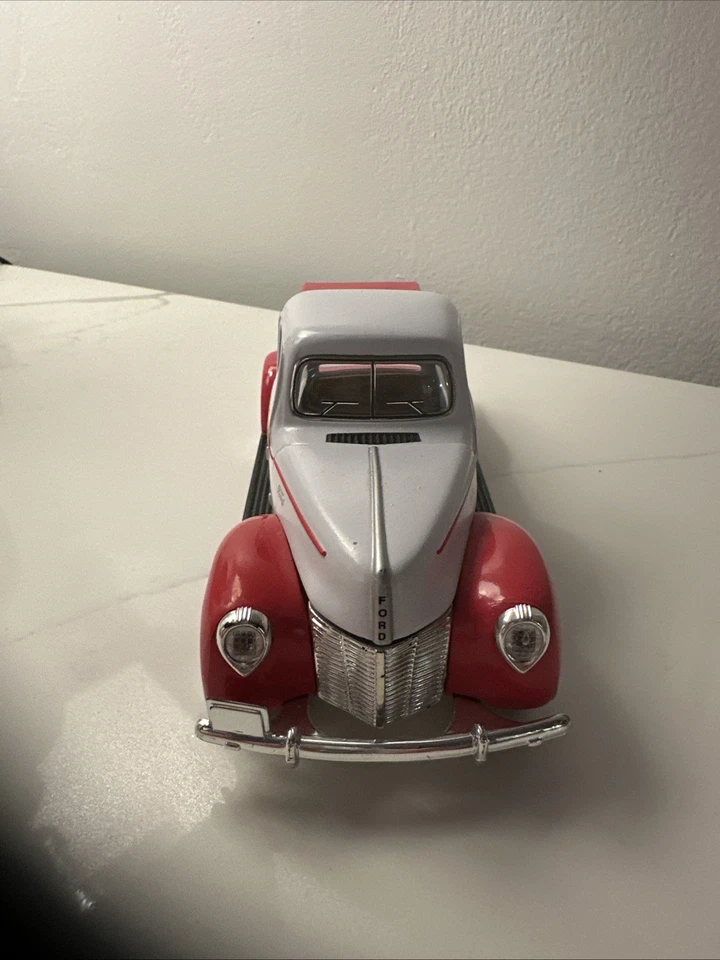 Camioneta pickup Ford Pepsi Cola 1940 dorada escala 1/24 capó abierto vintage. Foto 2 de 4