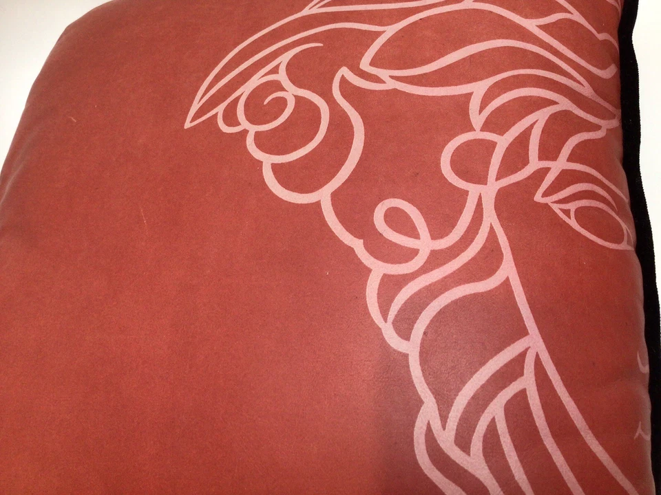 ALMOHADA DE CUERO ROJO PATRÓN LLAVE GRIEGA VERSACE FAMOSA MEDUSA DE COLECCIÓN Foto 3 de 4