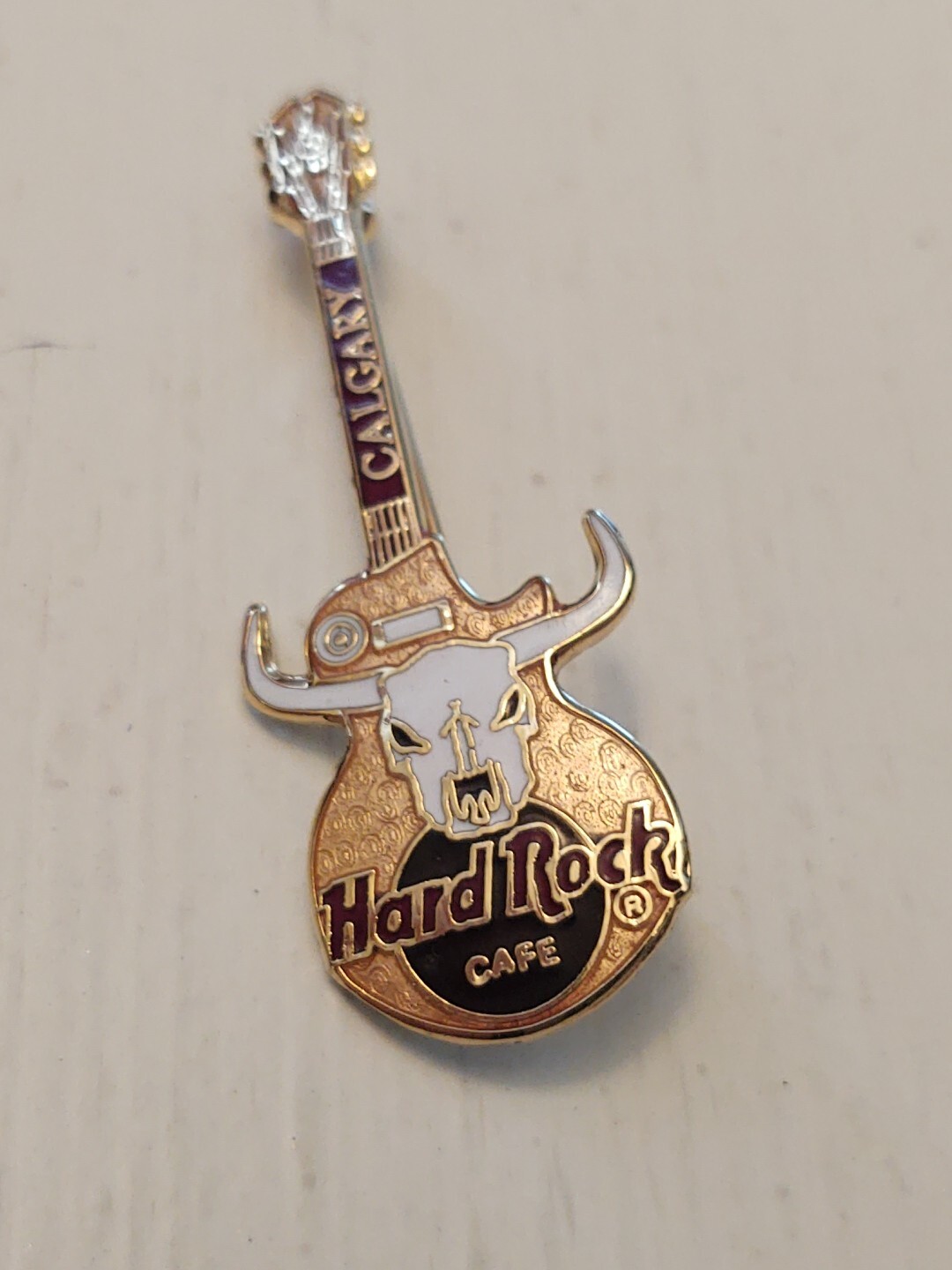 Hard Rock Cafe Calgary Canada Longhorn Steer Skull Gold Guitar Pin With Gold...