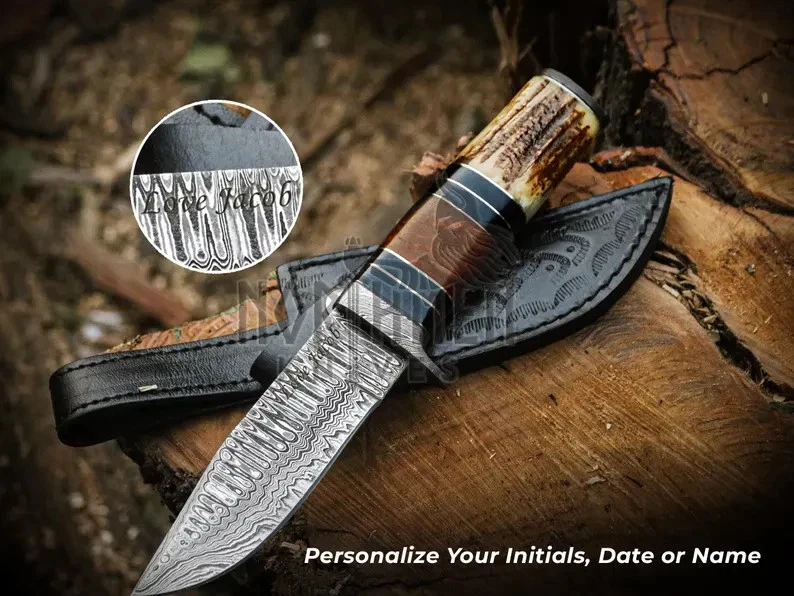 Cuchillo serpiente blanco de acero Damasco forjado a mano con funda, cuerno negro y astas. Foto 2 de 2