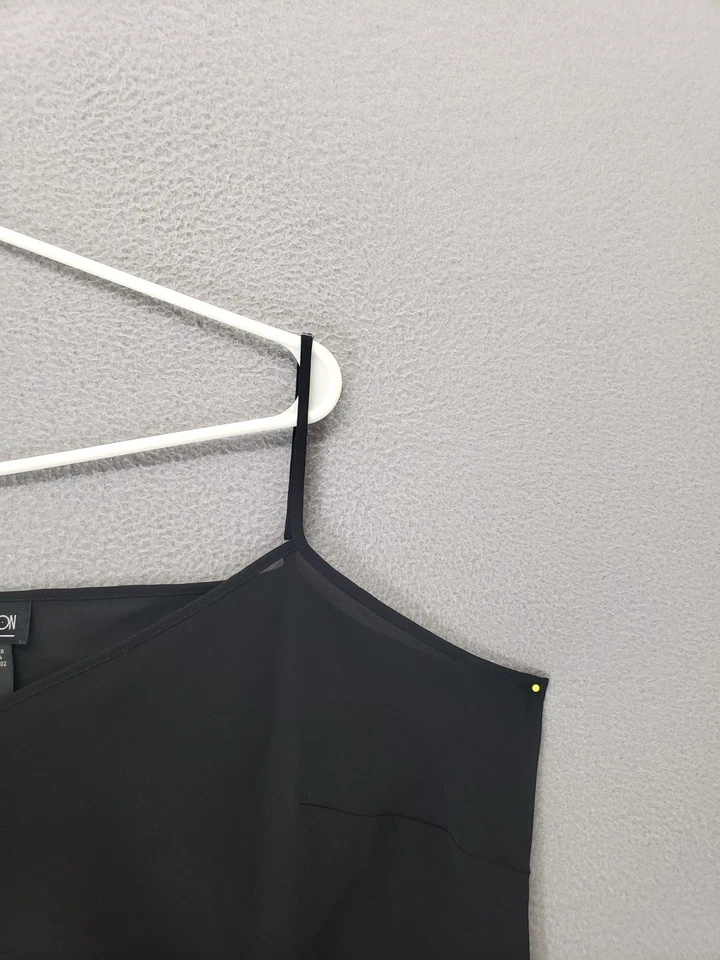 Blusa recortada con dobladillo con volantes cami correa de espagueti negra sin mangas NY Collection para mujer Foto 3 de 4