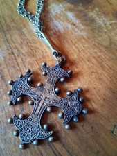 croix orthodoxe sculptée ancienne ( cuivre, bronze ???) + longue chaine ouvragée
