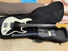 Guitare basse blanche vintage ESP Ikuzone J-Four