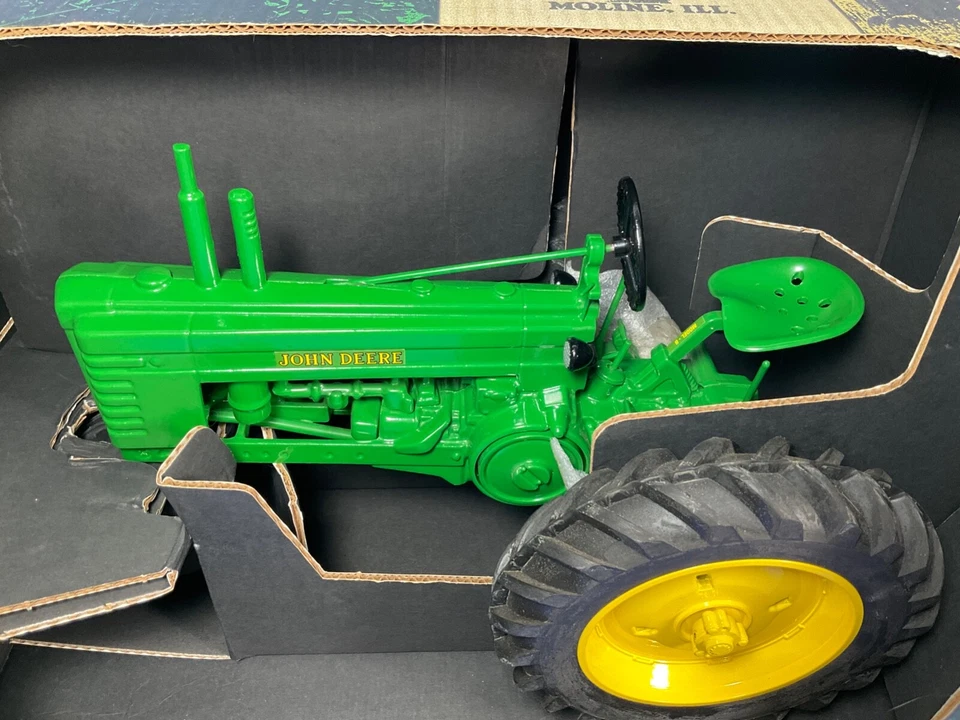 1998 Country Classic by Scale Models John Deere Model "B" Tractor, 1/8 Scale MIB - Image 2 of 4