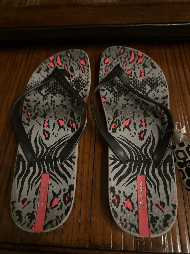 Women's Ipanema Neo Safari Size 10 Flip Flops New Rare Animal Print Black Pink - Image 3 of 4