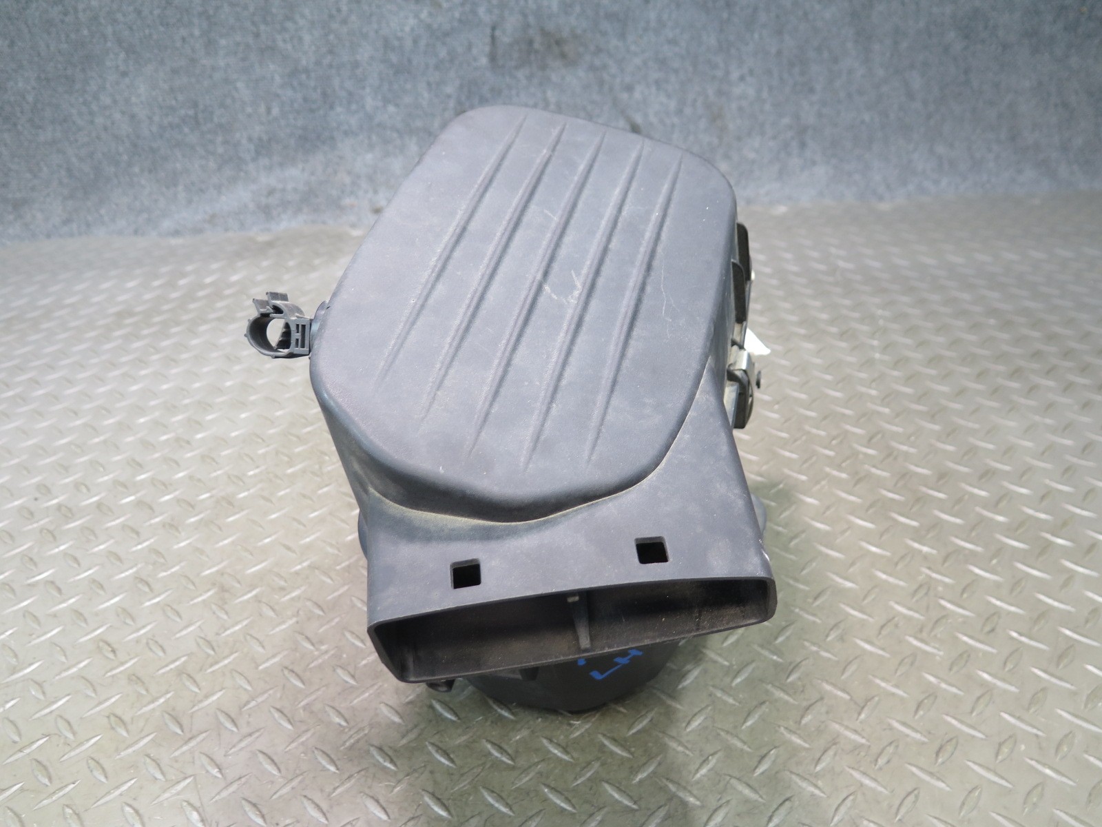 2017-2020 MASERATI LEVANTE M161 LEFT AIR INTAKE CLEANER FILTER BOX 670101257