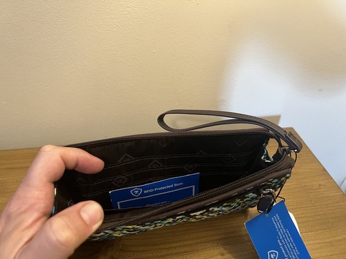 VERA BRADLEY RFID FRONT ZIP WRISTLET RAIN FOREST RETIRED NWT - Picture 3 of 4