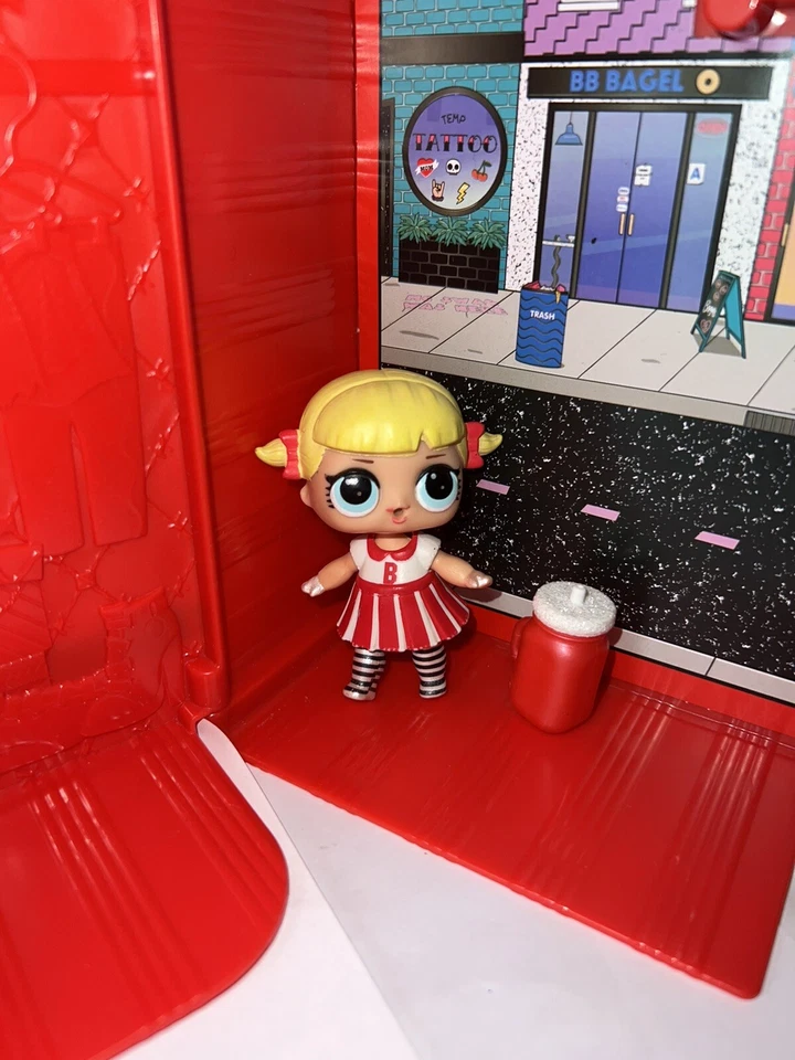 LOL Sorpresa OMG ROJO Muñeca Armario Uptown Downtown y Serie 1 Cheer Captain Foto 2 de 4