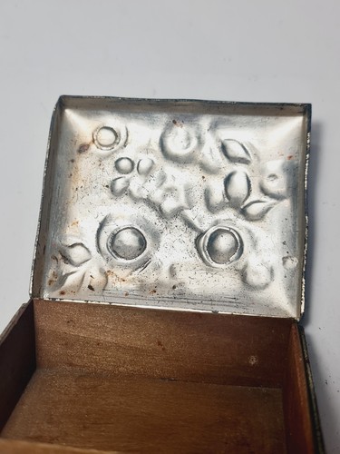 Vintage Painted Floral Embossed Silver Tone Metal Cigarette Tobacco Tin Box - Picture 5 of 20
