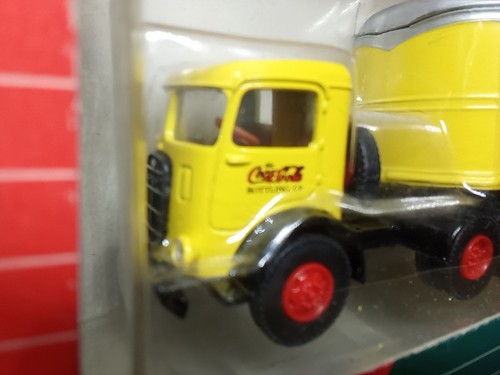 XX633 Coca-Cola 1:64 Mack "Coca Cola" confezione originale 3/2 semirimorchio valigia veicolo vintage nuovo ov - Foto 10 di 14