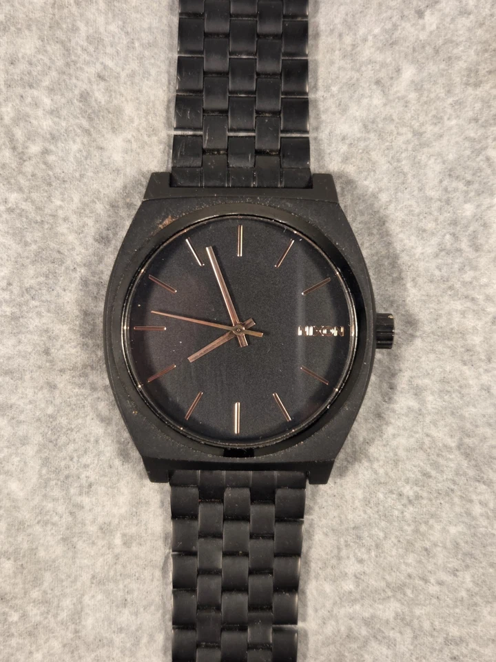 Reloj de cuarzo Nixon Minimal Time Teller cara negra y cobre para hombre de acero inoxidable Foto 3 de 4