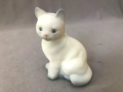 FENTON WHITE SATIN CAT FIGURINE SIGNED BY MARILYN WAGNER