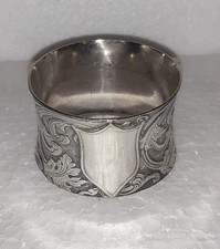 1  ROND DE SERVIETTE EN METAL ARGENTE