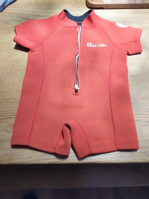 Zwei nackte Füße - Nassanzug für Baby/Kleinkind (Größe S)