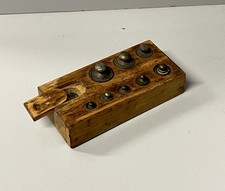 ANTICO SET PESI per BILANCIA di precisione con BASAMENTO in LEGNO