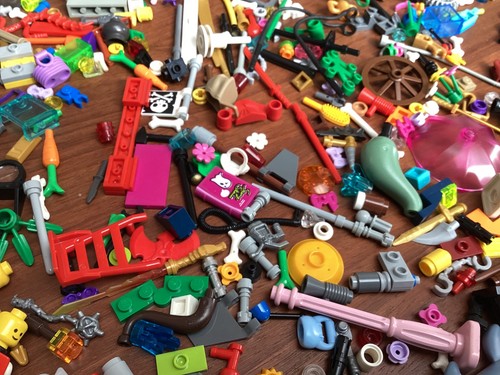 Lego gemischte Ersatzteile 830 g Waffen Werkzeug Essen Tiere Figuren Hüte - Bild 10 von 15