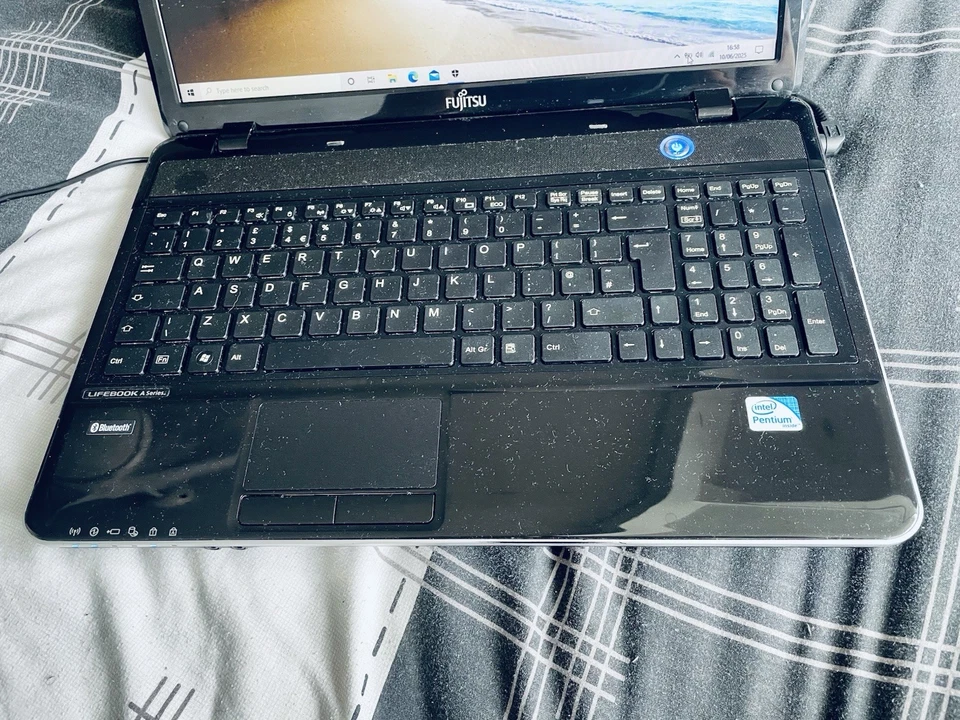 Fujitsu Laptop, Windows 10, Dual Core, 4GB RAM, 250GB Hard Drive, Charger - Image 4 of 4