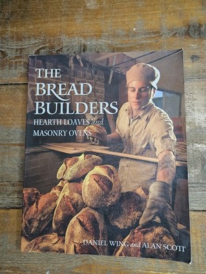The Bread Builders: Hearth Loaves and Masonry Ovens Daniel Wing Alan Scott 1st E