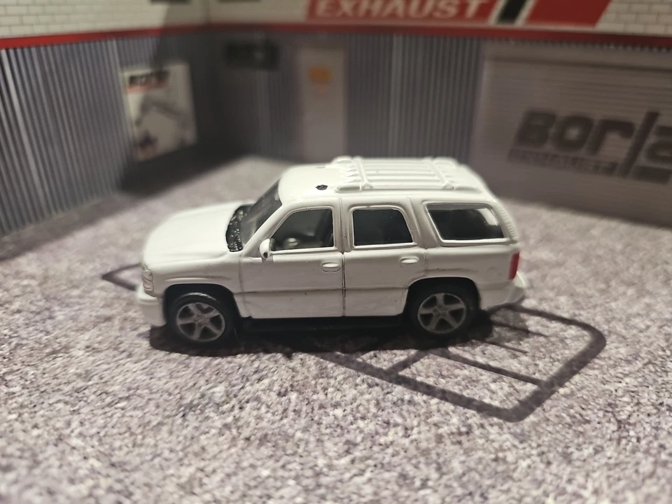 Welly 2001 Gmc Yukon Denali Custom Wheel Swap Loose - Image 3 of 4